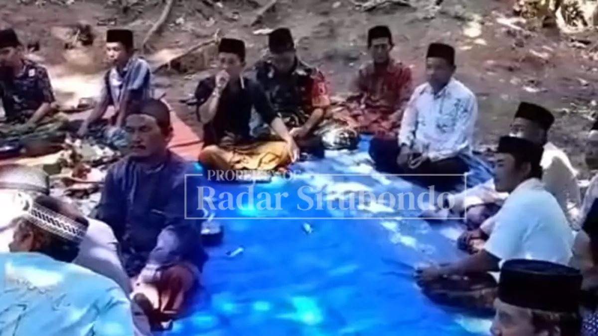 TOLAK BALAK: Setiap kali bulan Suro datang, suasana Dusun Dawuh, Desa/Kecamatan Jatibanteng mendadak berbeda. Ada tradisi peninggalan nenek moyang yang masih dilestarikan. Yaitu, memandikan anak-anak perempuan di kolam tua air setaman agar terhindar dari segala menyakit. (HUMAIDI/JPRS)