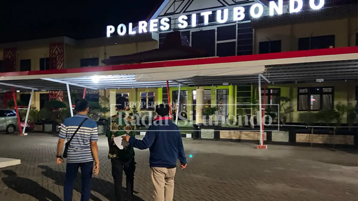 DIKELER: MU, 32, warga Kecamatan Kapongan digelandang ke Mapolres Situbondo, Minggu malam (5/7). (HUMAIDI/JPRS)
