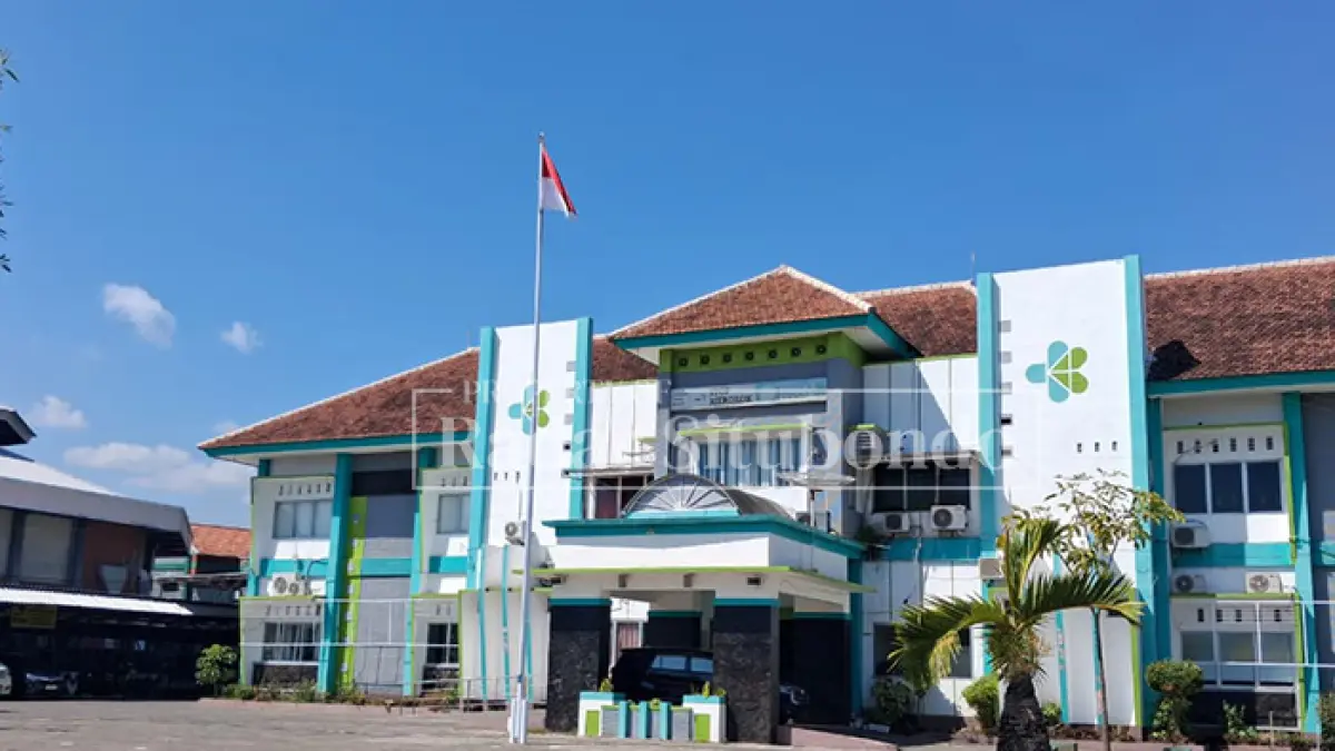 RUANG PELAYANAN: Seorang petugas berjaga di ruang pelayanan depan Kantor Dinas Kesehatan (Dinkes) Situbondo untuk melayani masyarakat, Senin (6/7). (Ahmad Rifa
