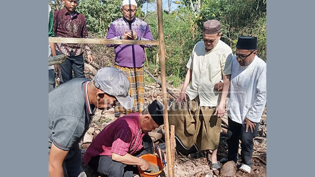 SOSIAL:  Prosesi peletakan batu pertama pembangunan jembatan akses menuju Puncak Legend, Desa Selobanteng, Kecamatan Banyuglugur, Kabupaten Situbondo, Minggu (5/7). (Ahamd Rifa’ie/JPRS) 
