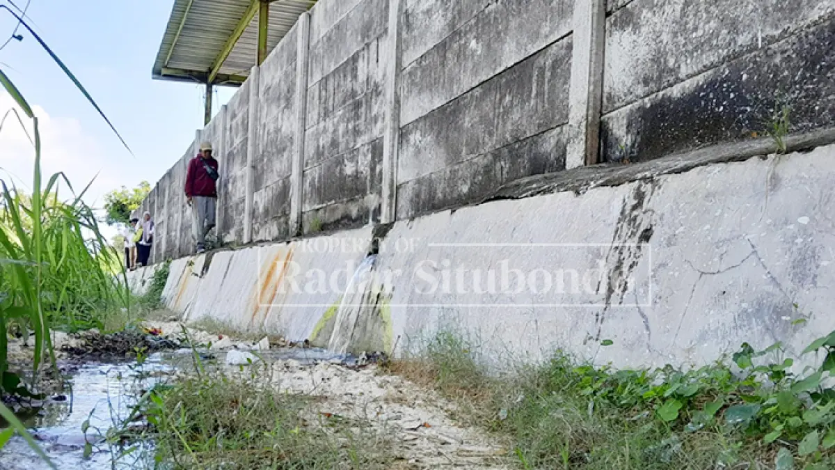 TINJAU LOKASI: Anggota Dinas Lingkungan Hidup (DLH) Situbondo, meninjau pembuangan limbah milik PT. Bumi Subur, di Desa Peleyan, Kecamatan Panarukan, belum lama ini. (HUMAIDI/JPRS)
