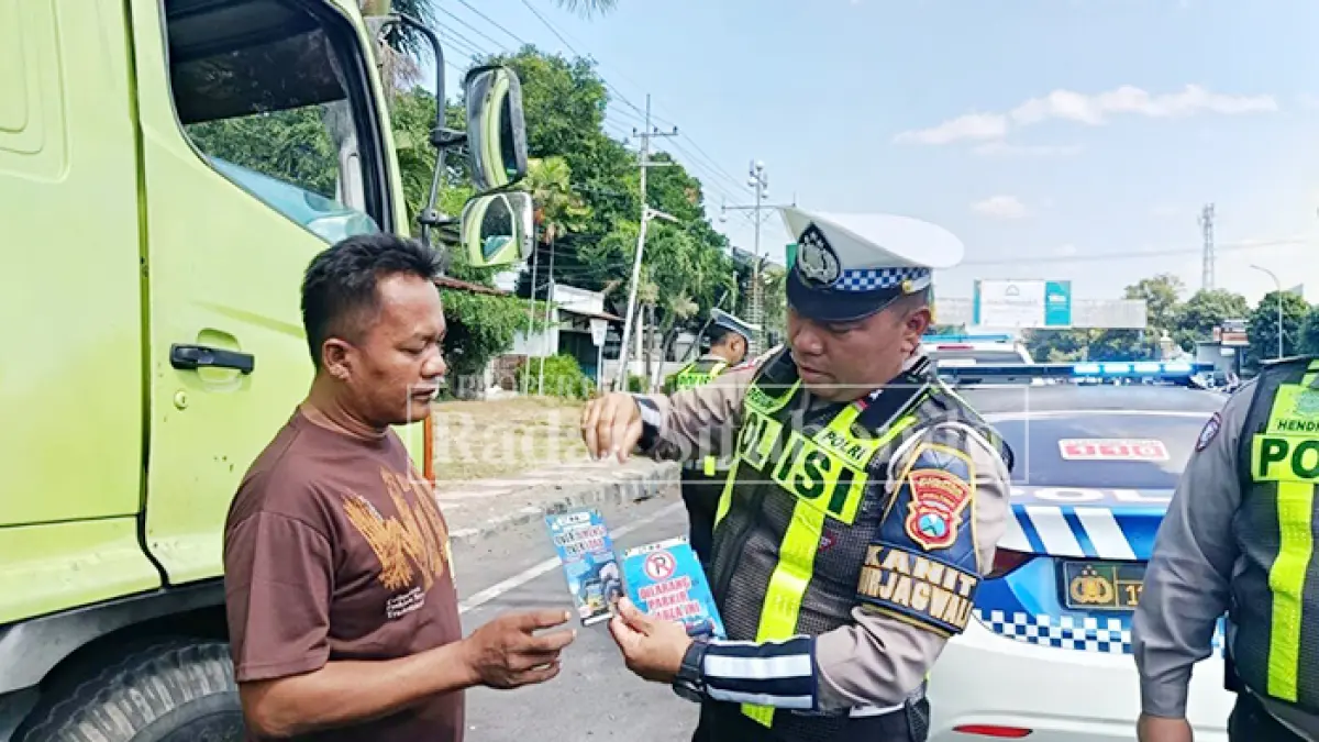 ANTISIPASI LAKA: Anggota Satlantas Polres Situbondo memberi pembinaan terhadap sopir truk di Jalan Pantura, tepat di depan Mapolsek Panji, Selasa (7/7). (HUMAIDI/JPRS)
