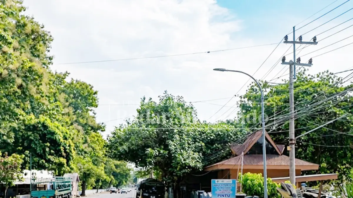 LANGSUNG DIPERBAIKI: Petugas Dinas Perhubungan (Dishub) Situbondo melakukan perbaikan lampu penerangan jalan umum (PJU) di ruas Jalan Pantura, Kecamatan Bungatan, Selasa (7/7). (Ahmad Rifa