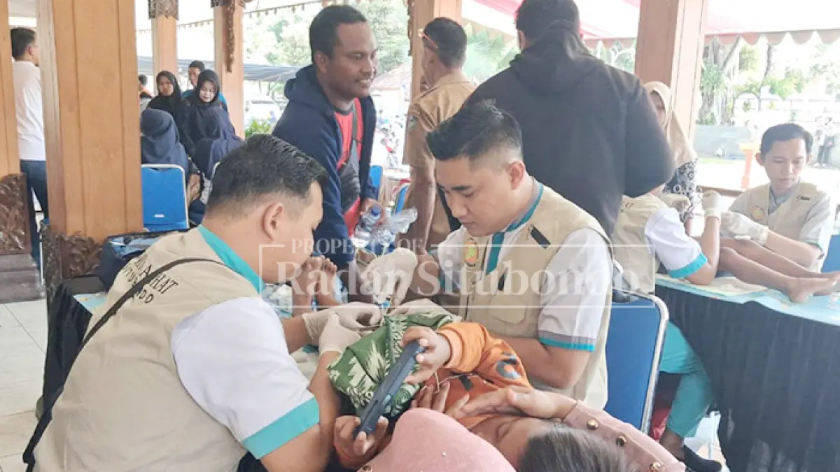 MENANGIS: Sejumlah anak mengikuti khitanan massal gratis di Pendapa Rakyat Situbondo, Senin (6/7). (Ahmad Rifa