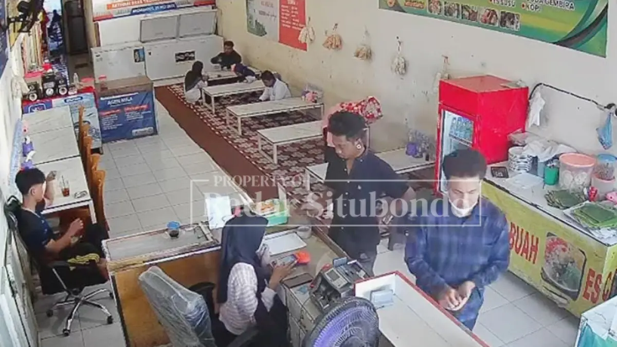 BERMASKER: Terduga pelaku penipuan terekam CCTV di agen Brilink Mila, Kecamatan Asembagus, Selasa lalu (8/7). (HUMAIDI/JPRS)