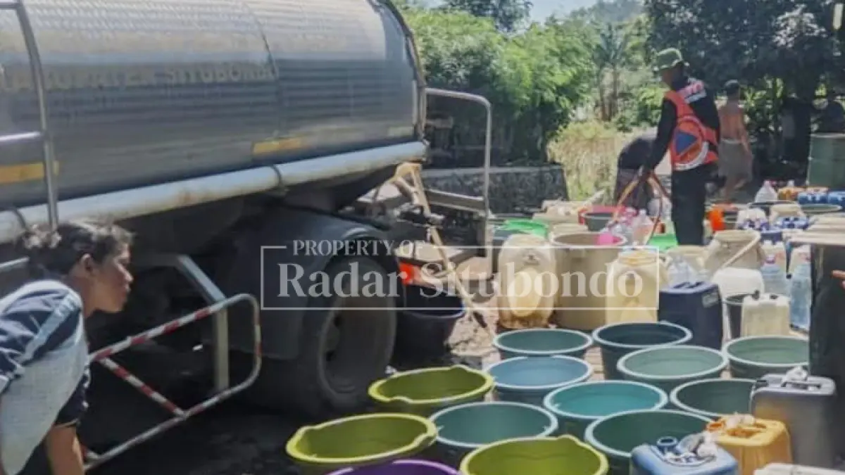 MASALAH TAHUNAN: Sejumlah warga menyiapkan ember untuk menampung air bersih yang didistribusikan pemerintah melalui Badan Penanggulangan Bencana Daerah (BPBD) Situbondo di Desa Gunung Putri Kecamatan Suboh, Rabu (8/7). (Ahmad Rifa