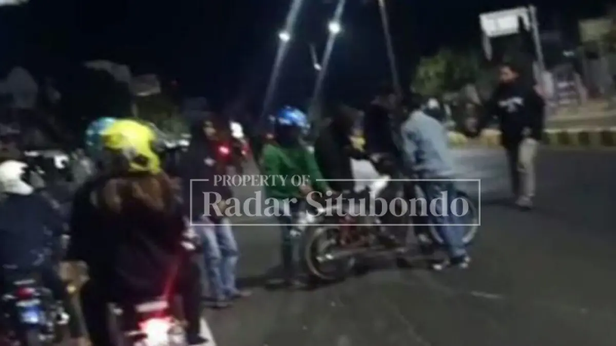 MERESAHKAN: Aksi balap liar yang dilakukan sejumlah pemuda di jalan umum Situbondo, belum lama ini. (Ahmad Rifa