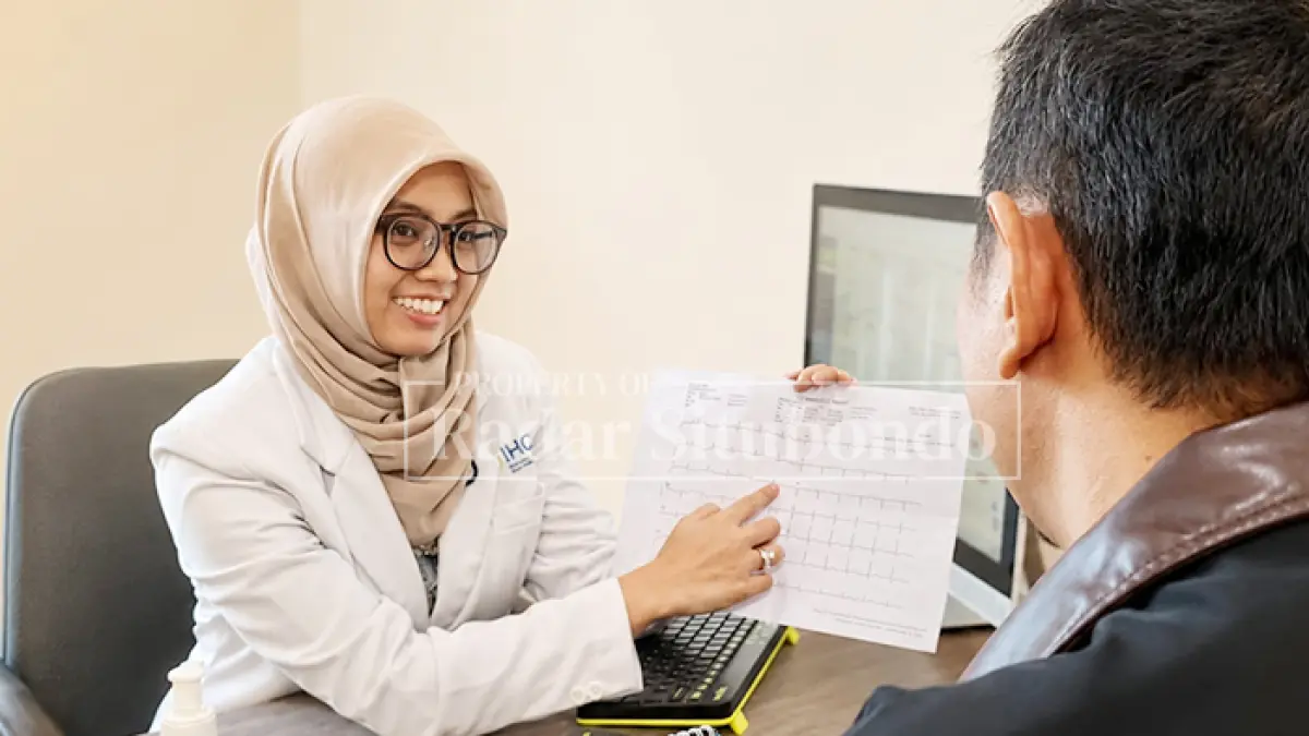 DISKUSI PENYAKIT JANTUNG: Dokter Spesialis Jantung dan Pembuluh Darah Baru dr. Zakiyyatul Aflakha, Sp.JP, memberi bimbingan kepada pasien jantung di ruang IHC Rumah Sakit Elizabeth Situbondo, Kamis (9/7). (Humaidi/jprs)