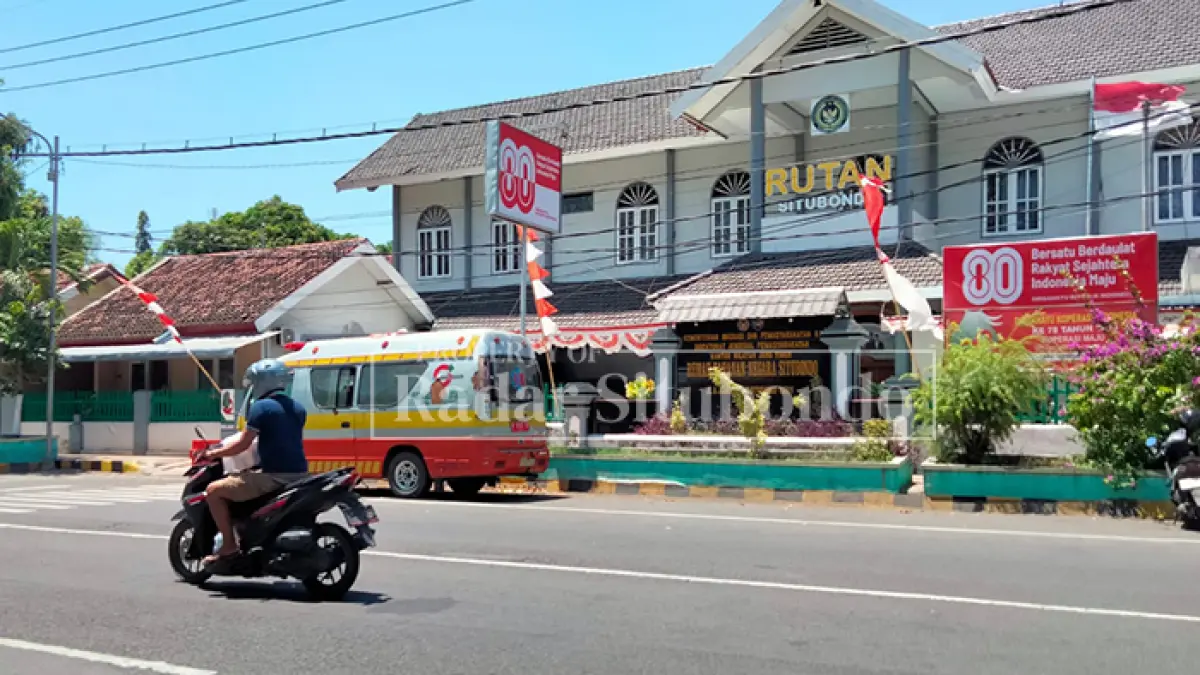 HARI AKTIF: Salah satu pengendara melintas di Jalan Raya, depan rumah tahanan (Rutan) Kelas IIB Situbondo, Kamis (9/7). (humaidi/jprs)
