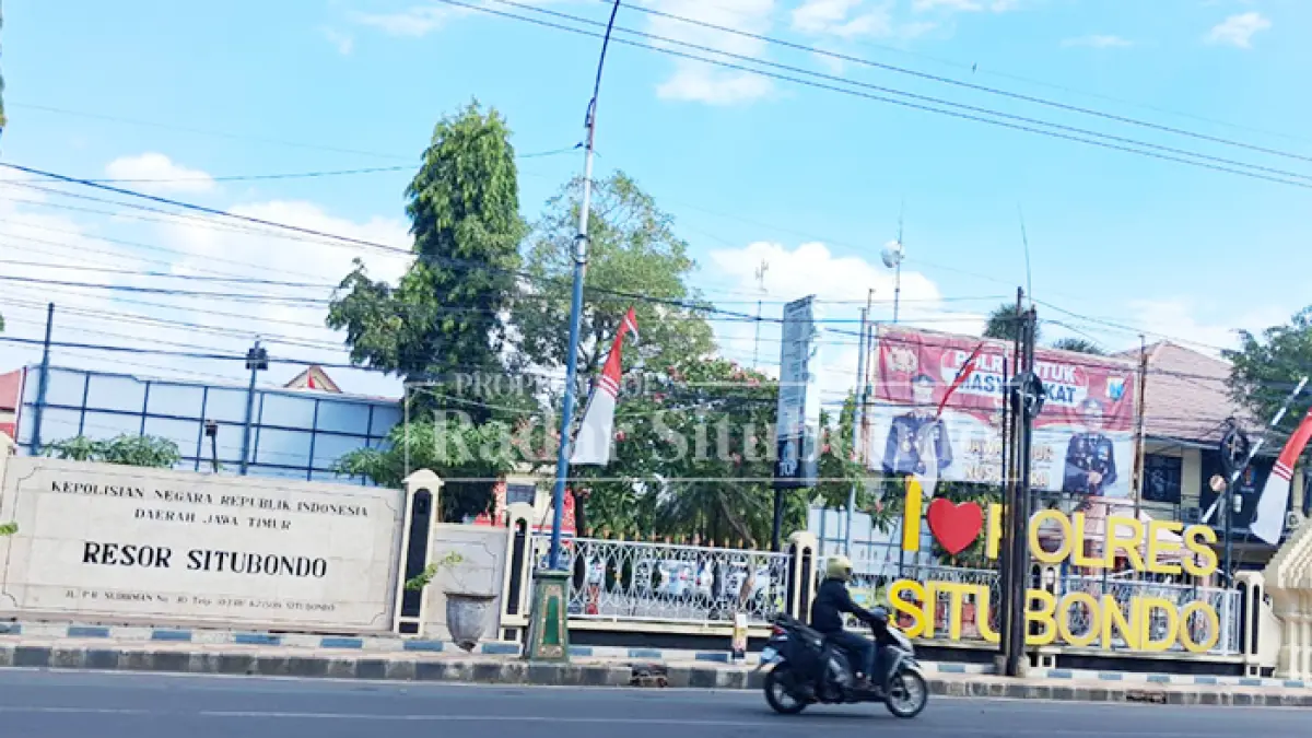 Pengendara Melintas: Papan nama Markas Kepolisian Resort Situbondo di Jalan PB Sudirman, Kelurahan Patokan, Kecamatan Situbondo, Kamis (9/7). (Ahmad Rifa