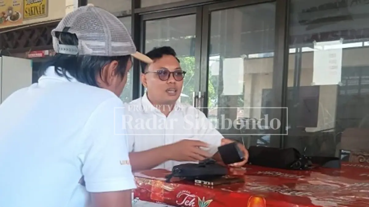 CARI KEADILAN: ABD, 40, warga Kecamatan Arjasa didampingi kuasa hukumnya mendatangi Mapolres Situbondo, Jumat (10/7). (HUMAIDI/JPRS)
