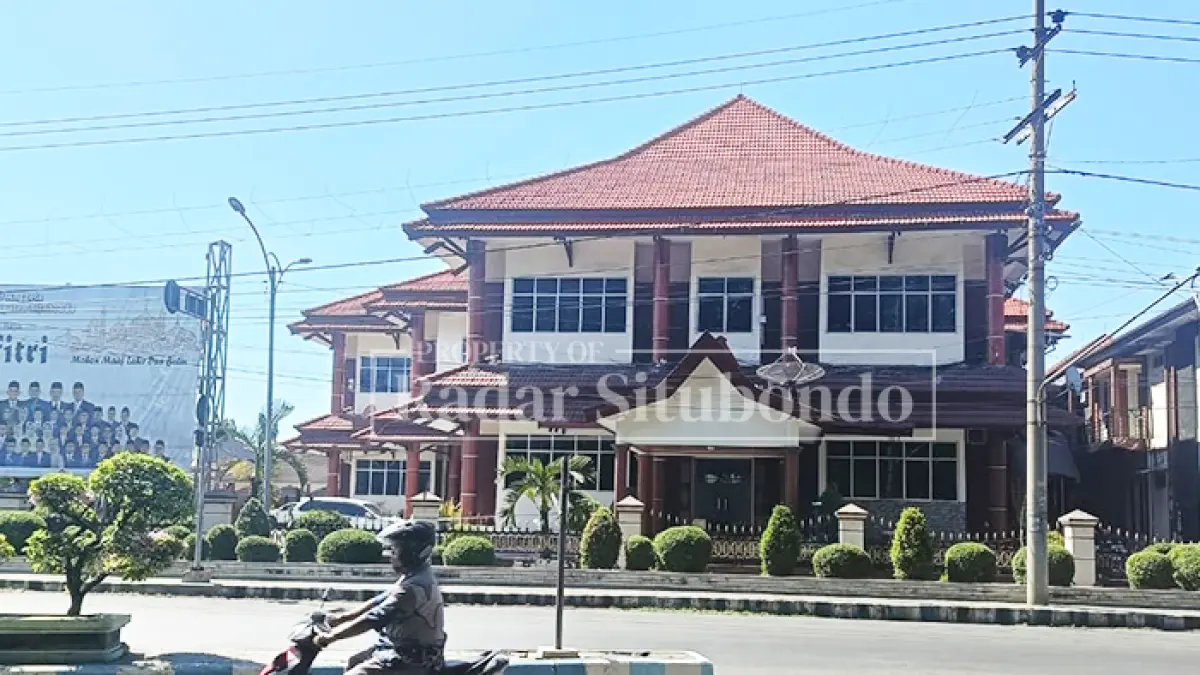 GEDUNG RAKYAT: Pengendara motor melewati depan Kantor DPRD Situbondo, Jalan Kenanga, Patokan, Kecamatan Situbondo, Jumat (10/7). (Ahmad Rifa