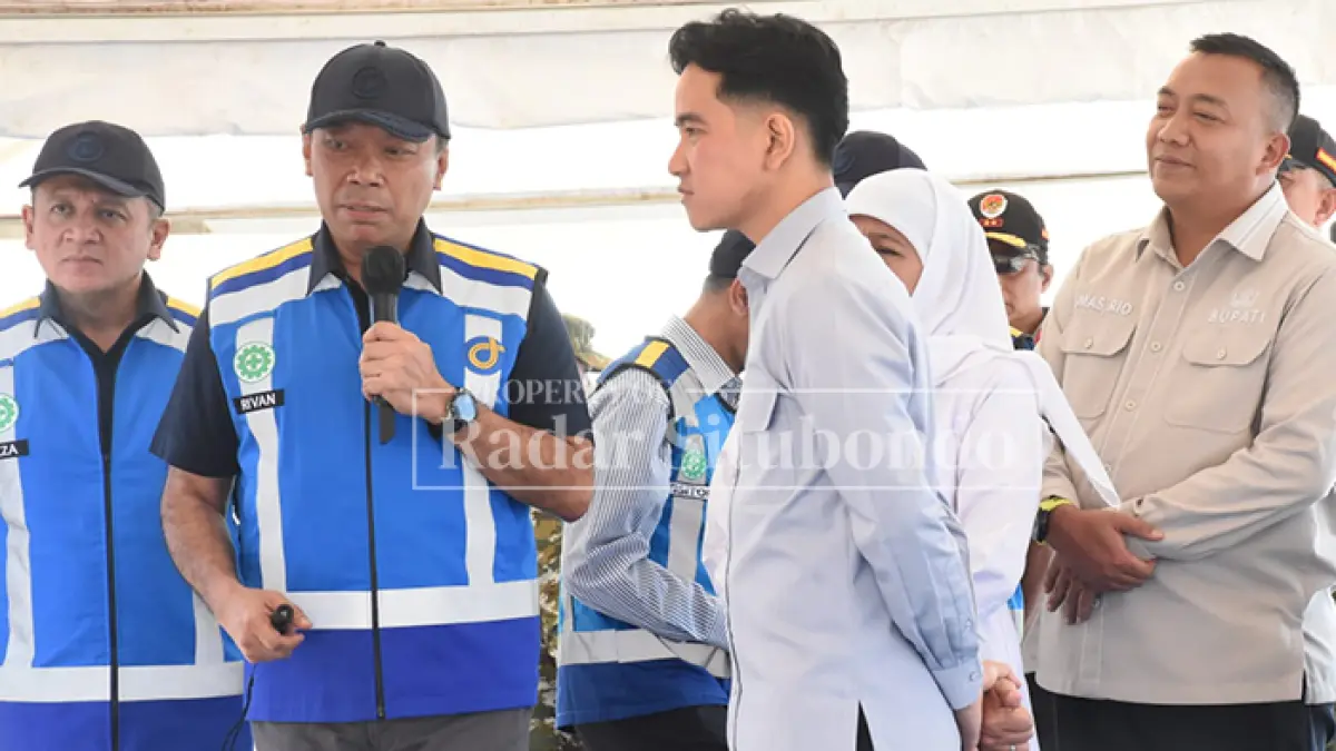 KUNJUNGAN KERJA: Wapres Gibran Rakabuming Raka meninjau pembangunan Tol Prosiwangi di Kecamatan Besuki, Jumat (10/7). (Ahmad Rifa
