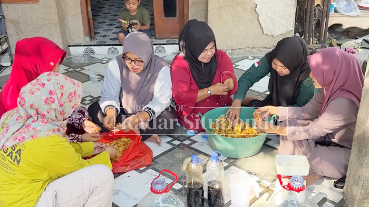 PENGRAJIN DESA: Ibu rumah tangga sibuk memasukkan sampah dapur ke dalam galon di Desa Juglangan, Kecamatan Panji, Jumat (10/7). (HUMAIDI/JPRS)

