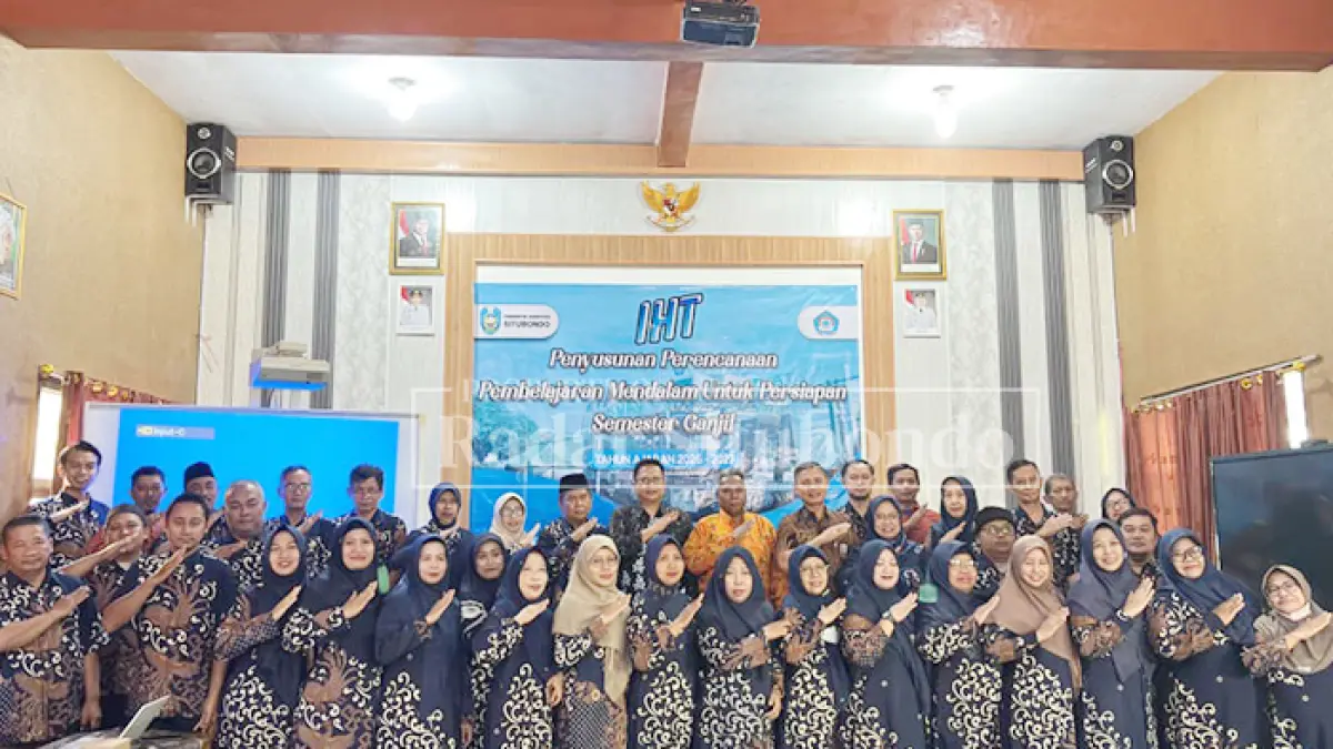 ABADIKAN MOMEN: Kepala SMPN 1 Situbondo, Evy Retno Wulandari, (baris kedua delapan dari kiri), didampingi Kadispendik, Sopan Efendi (baris kedua, tengah), serta dua narasumber, Fathor Rahman (baris kedua, baju oranye), Jumat (10/7). (Ahmad Rifa’ie/JPRS)