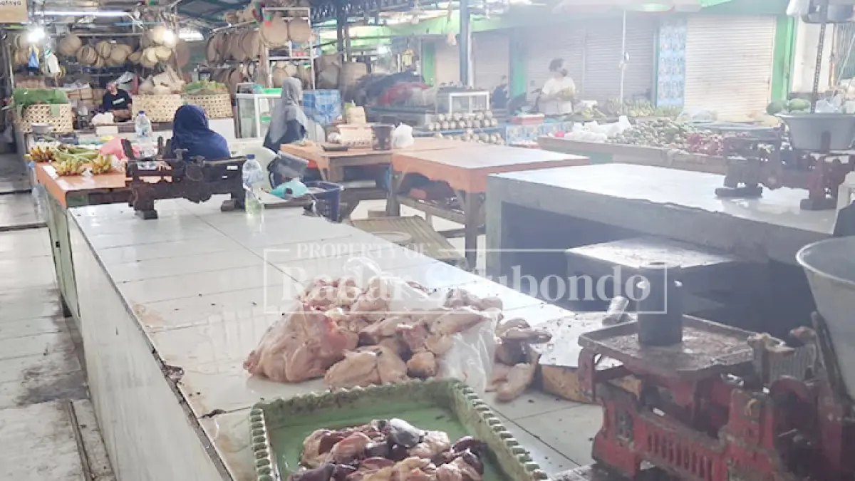 BERANGSUR NAIK: Pedagang daging ayam di Pasar Tradisional Panji, Kecamatan Panji, Situbondo, Minggu (12/7). (Ahmad Rifa