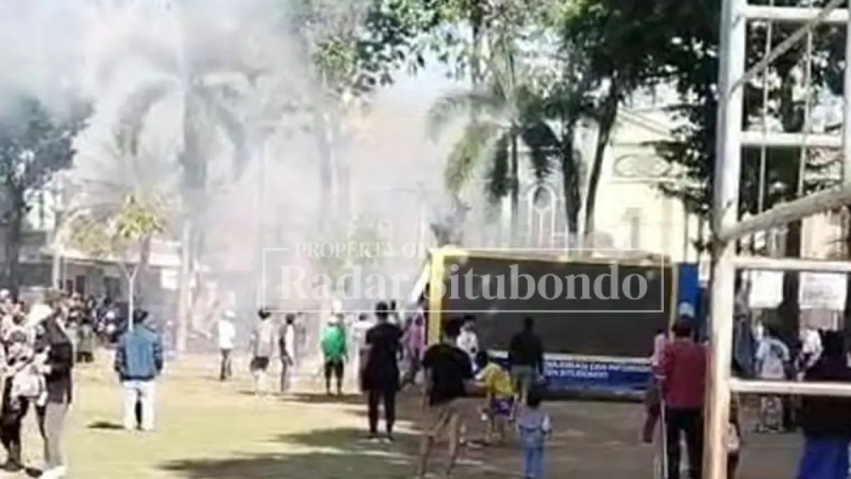 BIKIN PANIK: Penonton piala dunia di Alun-alun Situbondo menghindari mobil videotron, Minggu (12/7) sekitar pukul 8.40. (HUMAIDI\JPRS)
