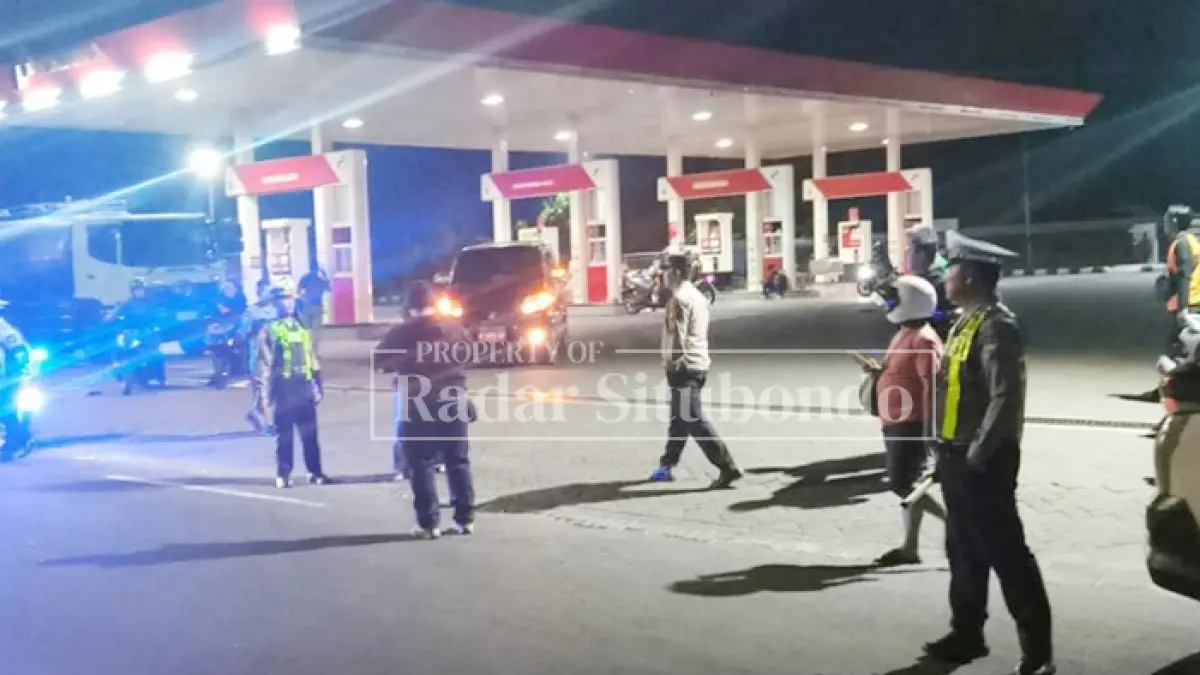 OPERASI GABUNGAN: Anggota satlantas polres situbondo melakukan penertiban aksi balap liar di jalan pantura, Kabupaten Situbondo, Sabtu Malam (11/7). (HUMAIDI/JPRS)
