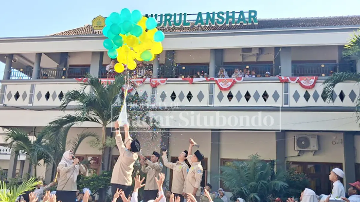 DISAMBUT MERIAH: Kepala SDIT Nurul Ansor, Sutipyo, melepaskan balon ke udara sebagai simbol penyambutan siswa baru pada Senin (13/7). (Ahmad Rifa