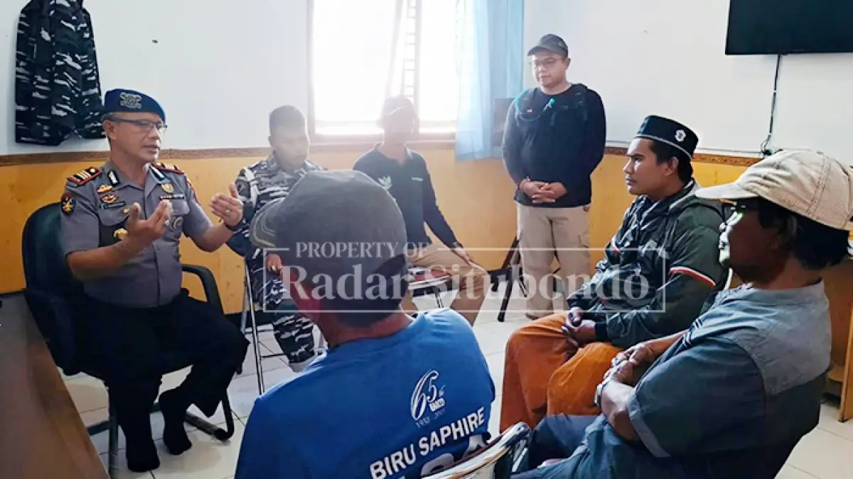 MEDIASI: Kasatpolairud Polres Situbondo mengumpulkan anak buah kapal (ABK) di Balai Desa Kilensari, Kecamatan Panarukan, Senin. (HUMAIDI/JPRS) 
