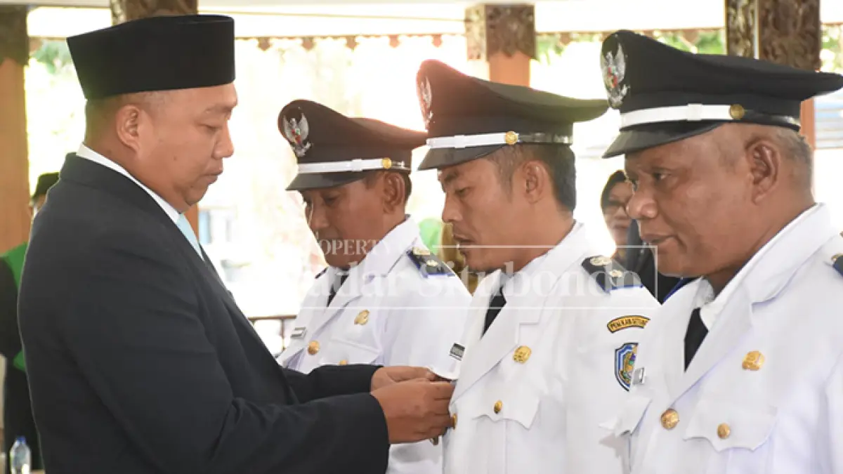 MOMEN SAKRAL: Tiga kepala desa yang terpilih melalui Pemilihan Antarwaktu (PAW) diambil sumpahnya oleh Bupati Situbondo, Yusuf Rio Wahyu Prayogo, di Pendapa Rakyat Situbondo, Senin (13/7). (Ahmad Rifa