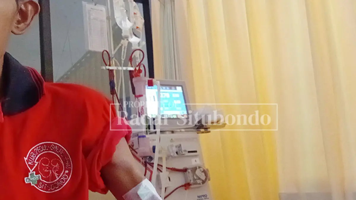PASIEN HD: Salah satu pasien gagal ginjal melakukan cuci darah di RSUD Situbondo, belum lama ini. (HUMAIDI/JPRS)  

