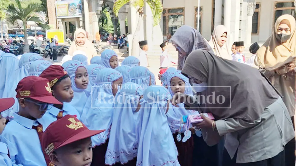 RAMAH: Sejumlah guru Sekolah Dasar Islam Terpadu (SDIT) Nurul Anshar menyambut puluhan murid baru pada Senin (13/7). (Ahmad Rifa