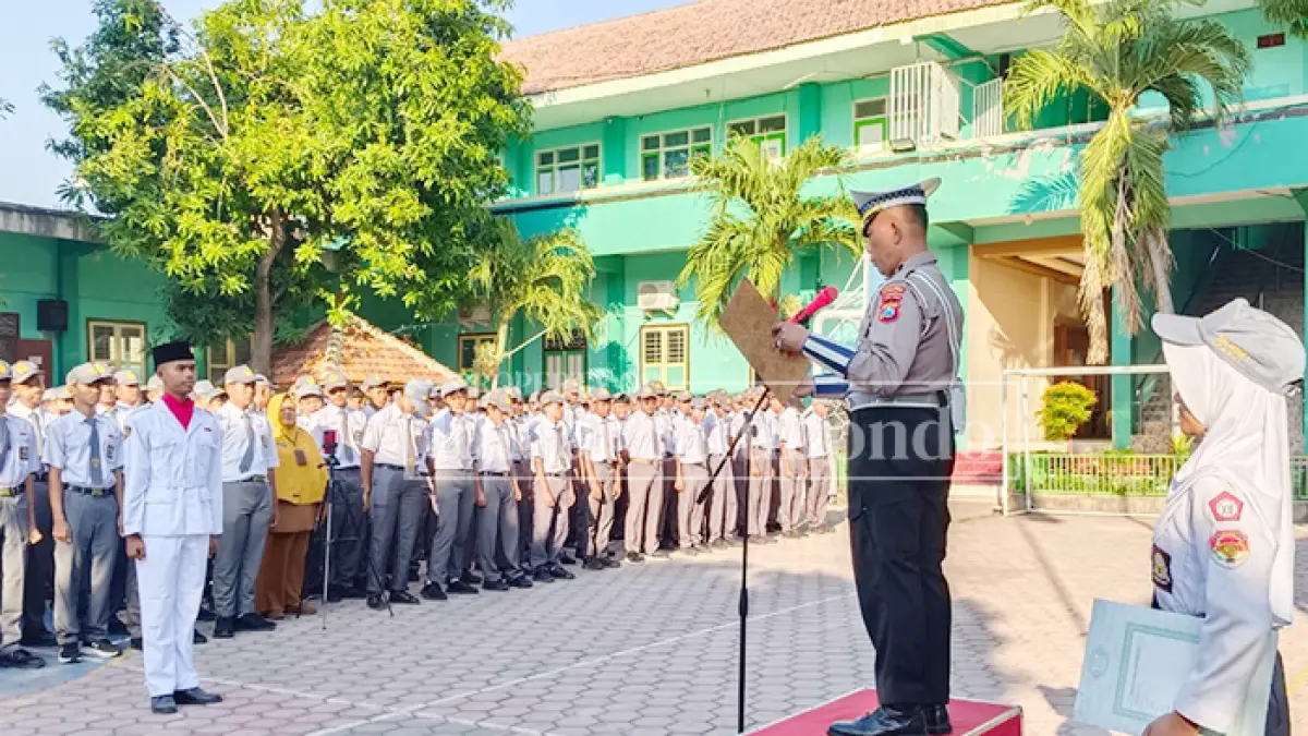 UPACARA PERDANA: Siswa SMA Negeri 1 Panji menggelar upacara dipimpin anggota Satlantas Polres Situbondo, Senin (13/7). (HUMAIDI/JPRS)
