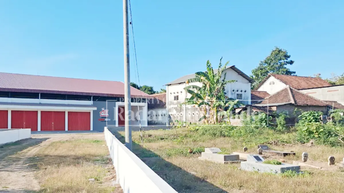 VIRAL DI MEDIA SOSIAL: Bangunan Koperasi Desa/Kelurahan Merah Putih (KDKMP) di Desa Paowan, Kecamatan Panarukan, Situbondo, yang berada di area Tempat Pemakaman Umum (TPU), Senin (13/7). (Ahmad Rifa