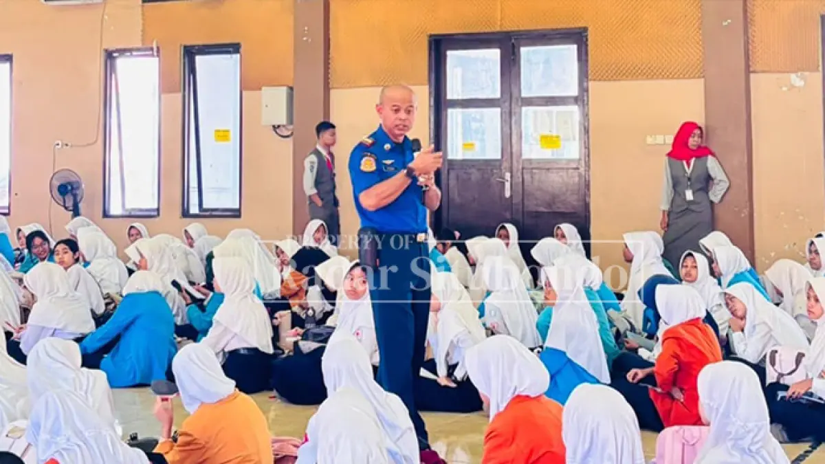 SERIUS: MPLS dilaksanakan selama lima hari dengan berbagai materi yang disampaikan oleh sejumlah instansi. TNI memberikan materi tentang kedisiplinan, Dinas Pemadam Kebakaran (Damkar) menyampaikan materi penanggulangan bencana, sedangkan materi tata tertib sekolah disampaikan oleh bidang kesiswaan.