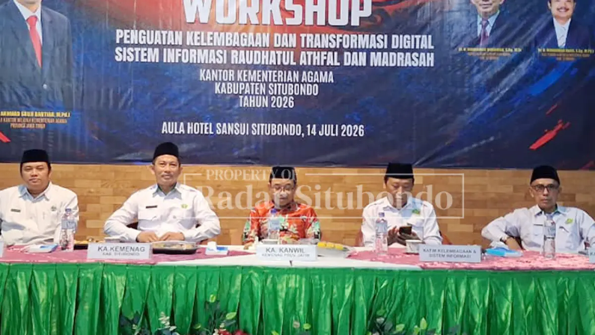 WORKSHOP: Kakanwi Kemenag Jawa Timur, Akhmad Sruji Bahtiar (tiga dari kiri), didampingi Kepala Kemenag Situbondo, Muhammad Mudhofar (dua dari kiri), serta Kasi Penma, Muhammad Faris (kiri) dalam kegiatan di Aula Hotel Sansui, Kendit, Situbondo, Selasa (14/7). (Ahmad Rifa