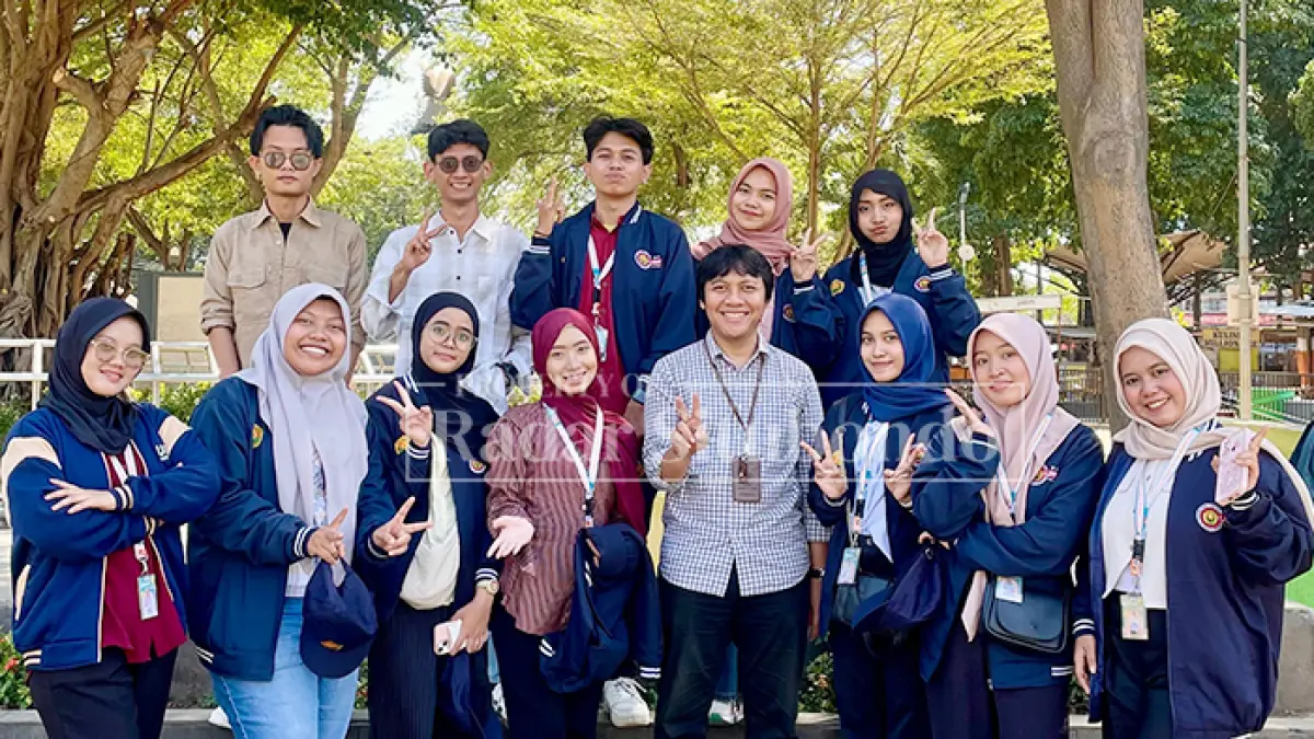 APEL AKBAR: Sejumlah Mahasiswa KKN UNARS dan UNEJ usai mengikuti apel penyambutan oleh Pemerintah Kabupaten (Pemkab) Situbondo, Selasa (14/7). (HUMAIDI/JPRS)
