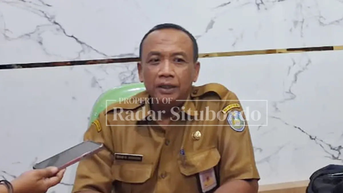 MEMAPARKAN: Plt Kepala Inspektorat  Pemkab Situbondo, Imam Anshori menyampaikan progres tindak lanjut atas temuan dalam LHP BPK kepada awak media di kantornya, Selasa (14/7). (Ahmad Rifa