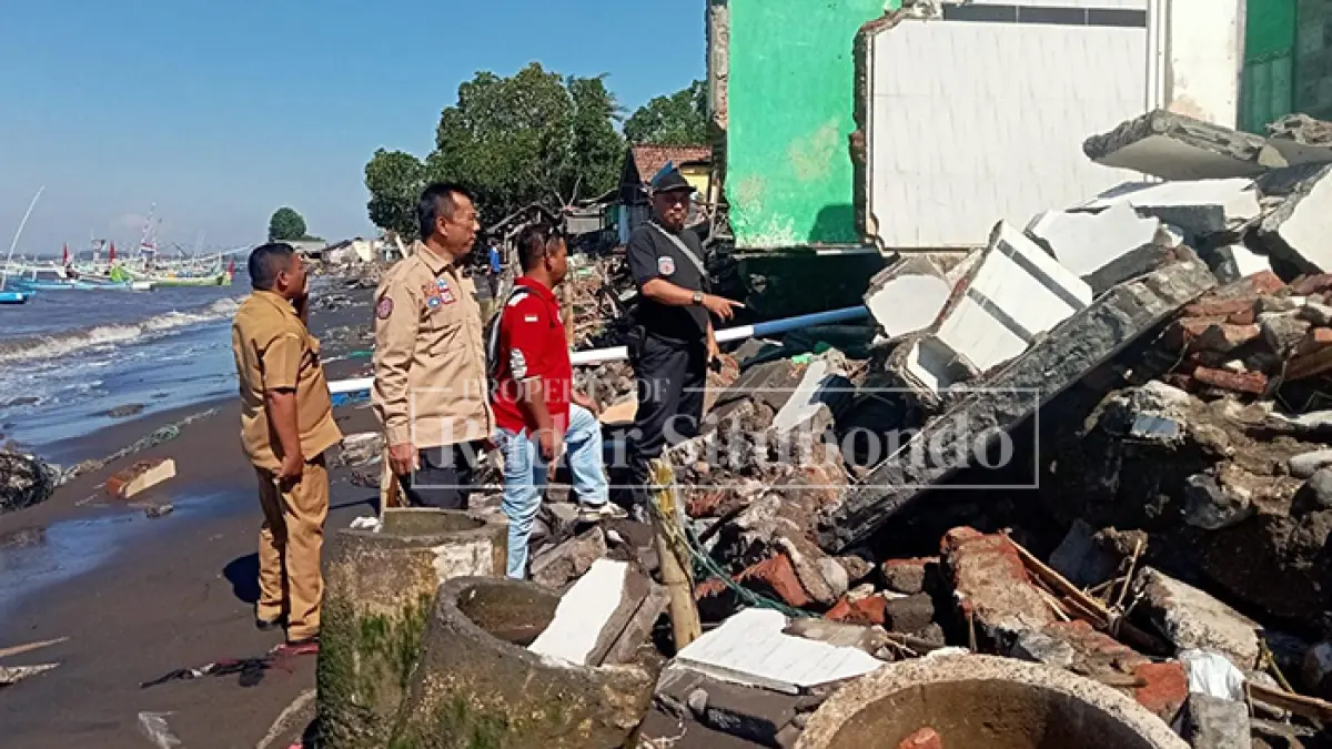 RUSAK BERAT: Anggota BPBD Situbondo, meninjau korban bencana alam di pesisir Desa Landangan, Kecamatan Kapongan, Selasa (14/7). (HUMAIDI/JPRS)
