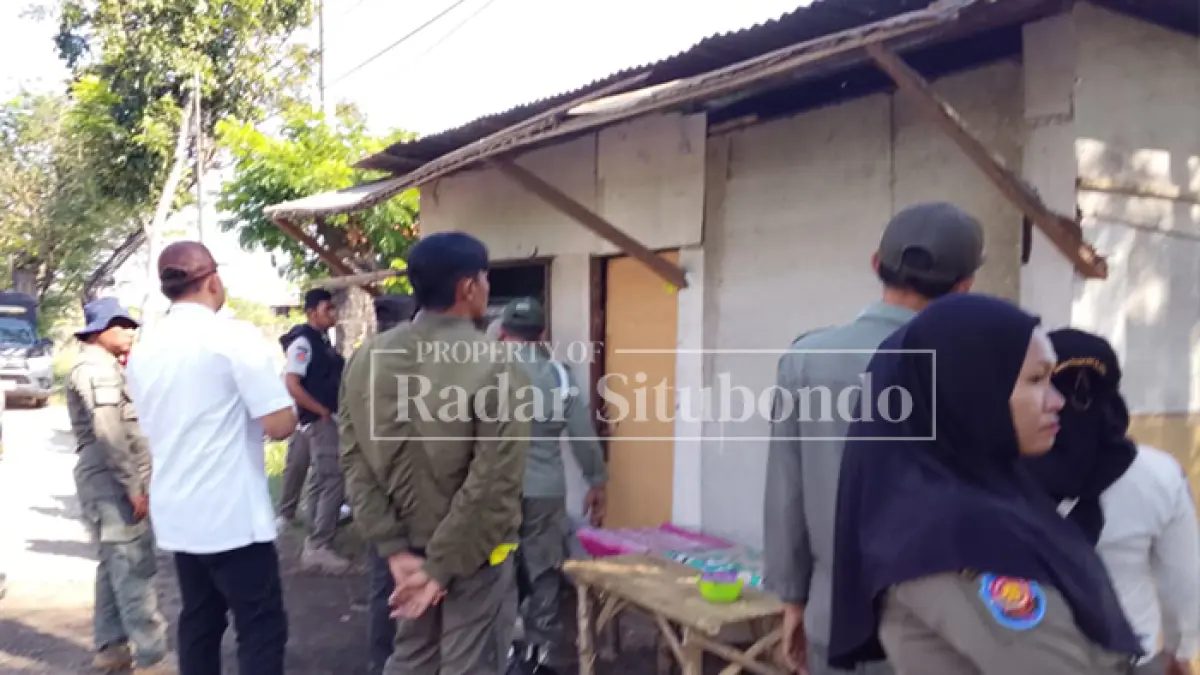 MELANGGAR: Anggota Satpol PP Situbondo menertibkan warung di pinggir Jalan Pantura, Kecamatan Kapongan, Rabu (15/7). (HUMAIDI/JPRS)
