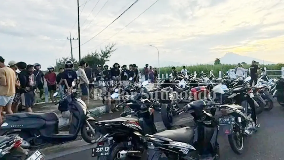MERESAHKAN: Sejumlah pemuda menyaksikan aksi balap liar di Jalan Desa Duwet, Kecamatan Panarukan, Situbondo, Belum lama ini. (Ahmad Rifa