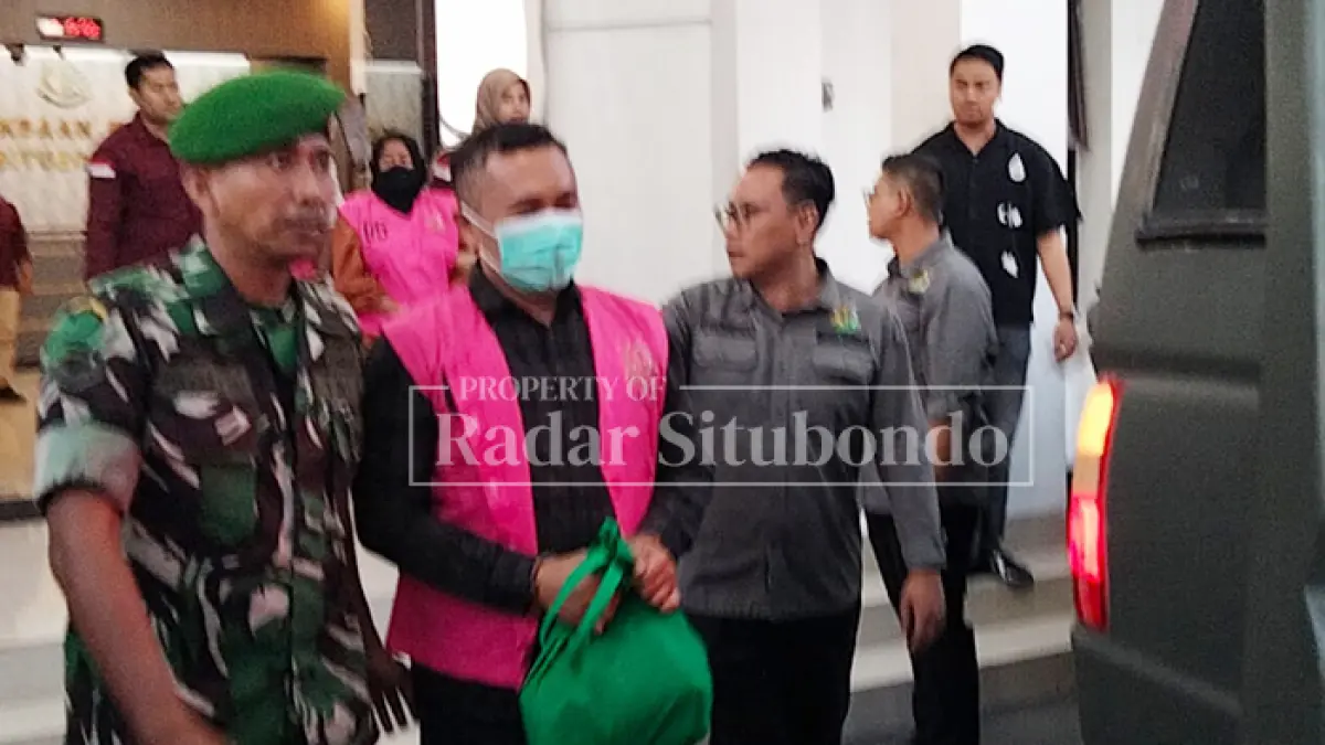 RUGIKAN NEGARA : Oknum Mantri Bank plat merah di Situbondo dikeler ke rumah tahanan (Rutan) kelas IIB Situbondo, Rabu (15/7). (HUMAIDI/JPRS)
