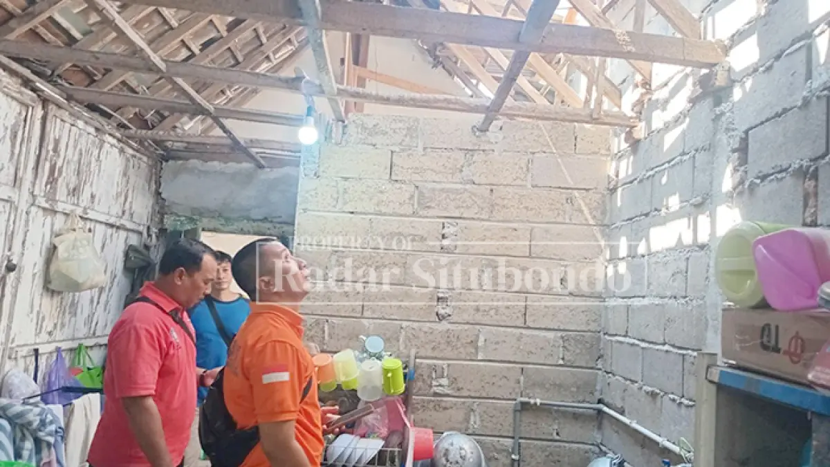 BENCANA ALAM: Anggota BPBD Situbondo meninjau rumah terdampak angin kencang, di Kelurahan Dawuhan, Kecamatan/Kota Situbondo, Kamis (16/7). (HUMAIDI/JPRS)
