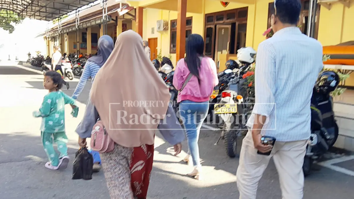 CARI KEADILAN: Fira, 31, warga Desa Curah Jeru, Kecamatan Panji, didampingi keluarganya laporan ke Mapolres Situbondo, Rabu lalu (15/7). (HUMAIDI/JPRS)

