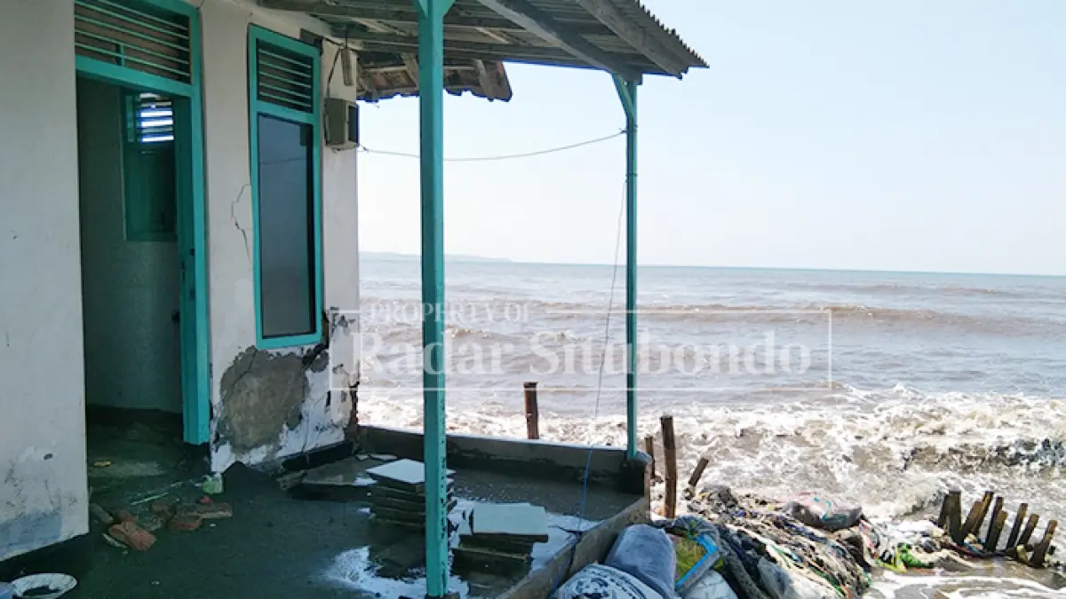 DITERJANG OMBAK: Sebuah rumah di bibir Pantai Desa Wonorejo, Kecamatan Banyuputih, Situbondo, diterjang ombak pasang pada Rabu (15/7). (Ahmad Rifa