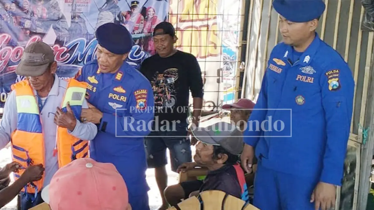 BERI PERINGATAN: Anggota Satpolairud memberikan imbauan kepada warga pesisir dan nelayan agar mewaspadai potensi kecelakaan laut akibat cuaca ekstrem dan gelombang tinggi saat beraktivitas melaut di Desa Kalbut, Kecamatan Mangaran, Kamis (16/7). (Ahmad Rifa