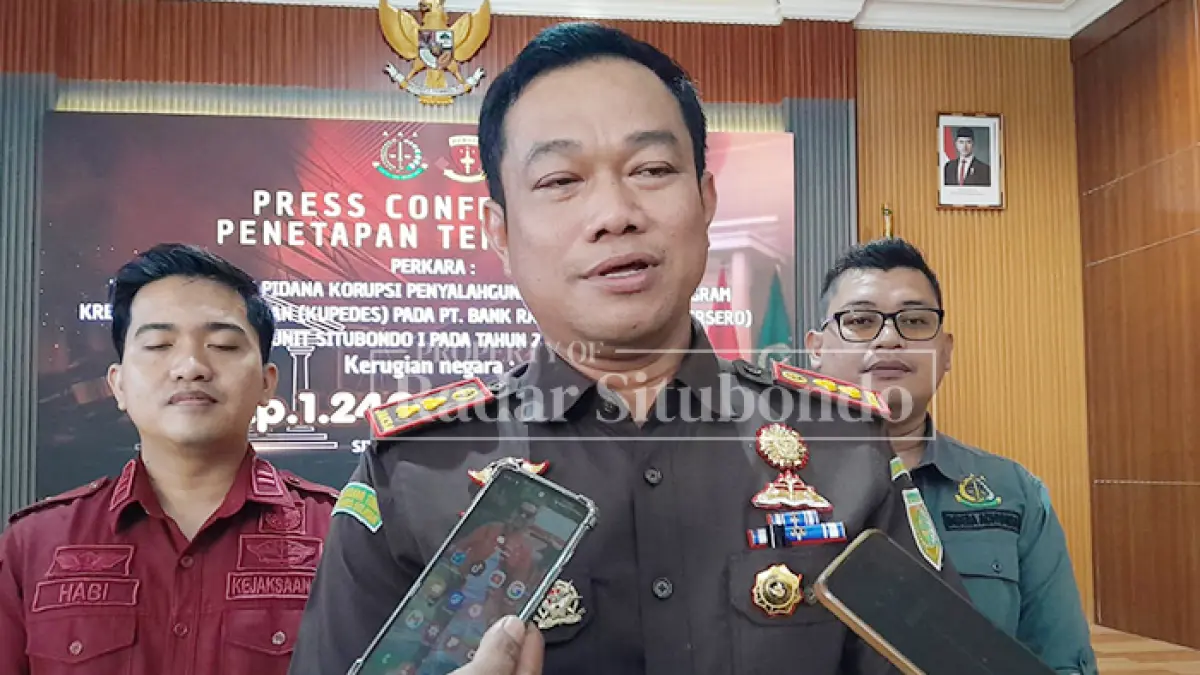 PRES RILIS: Frendra, Kepala Kejari Situbondo wawancara dengan wartawan. (HUMAIDI/JPRS)
