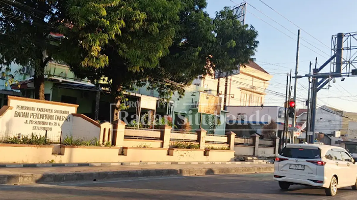 TRAFFIC LIGHT: Sebuah mobil berhenti di depan Kantor Badan Pendapatan Daerah (Bapenda) Situbondo, Jalan PB Sudirman, Kelurahan Patokan, Kecamatan Situbondo, Kamis (16/7). (Ahmad Rifa
