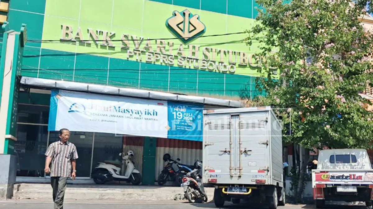 BALIK ARAH: Pengendara motor keluar dari area parkir depan Kantor BPR Syariah Situbondo di Jalan Jawa, Krajan Mimbaan, Kecamatan Panji, Kabupaten Situbondo, Jumat (17/7). (Ahmad Rifa