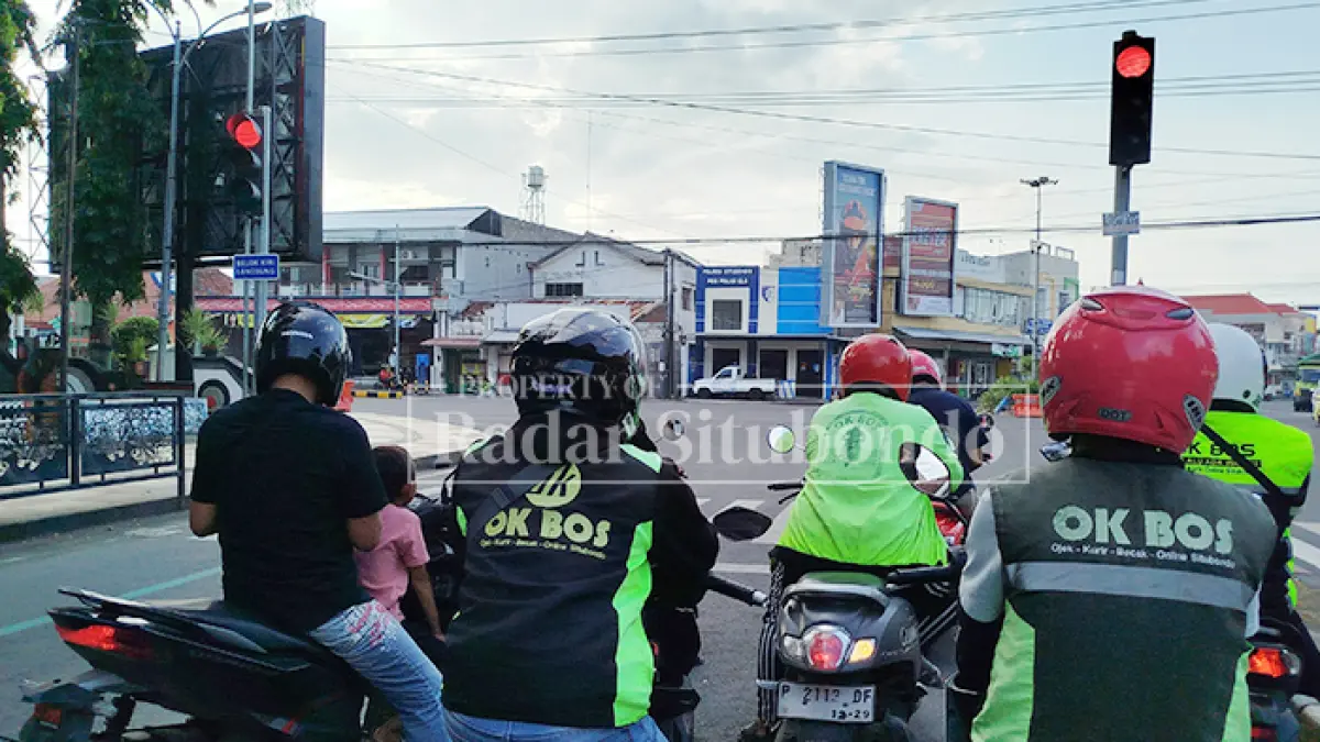 CARI REJEKI: Rombongan pengemudi ojek online (ojol) melintas di Jalan Pantura Kabupaten Situbondo, Jumat (17/7). (HUMAIDI/JPRS)
