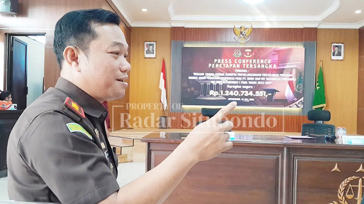 JUMPA PERS: Frendra, Kepala Kejaksaan Negeri Situbondo, fokus menjelaskan dugaan korupsi oleh tiga tersangka, di aula Kejaksaan Negeri (Kejari) Situbondo, belum lama ini. (HUMAIDI/JPRS)
