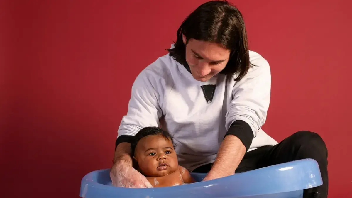 Momen Lionel Messi saat memandikan Lamine Yamal. (UNICEF)