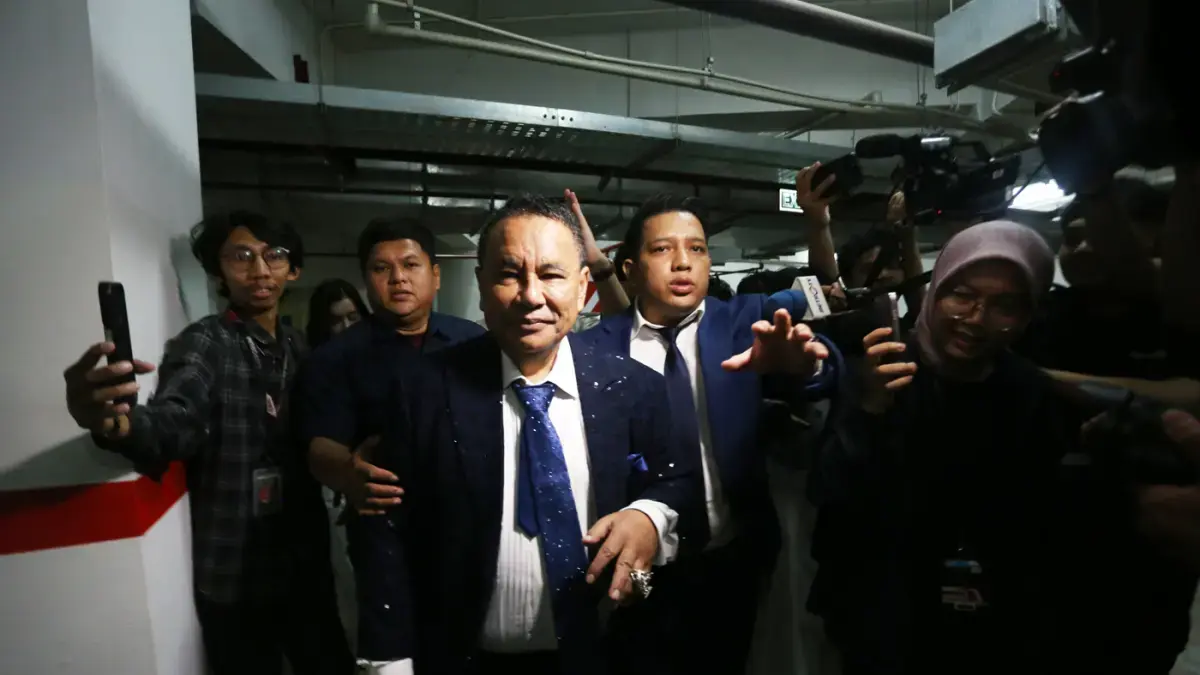 Pengacara kondang Hotman Paris Hutapea mendatangi Gedung Jaksa Agung Muda Tindak Pidana Khusus (Jampidsus) di Kejaksaan Agung, Jakarta, pada Jumat (17/7/2026). (Dery Ridwansah/ JawaPos.com)