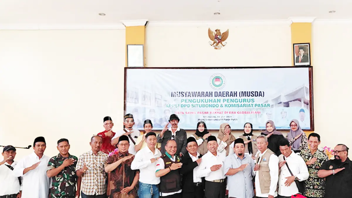 FOTO BERSAMA: Pengurus Dewan Pimpinan Daerah (DPD) Asosiasi Pedagang Pasar Seluruh Indonesia (APPSI) Kabupaten Situbondo resmi dikukuhkan, Sabtu lalu (19/7). (Humaidi/JPRS) 