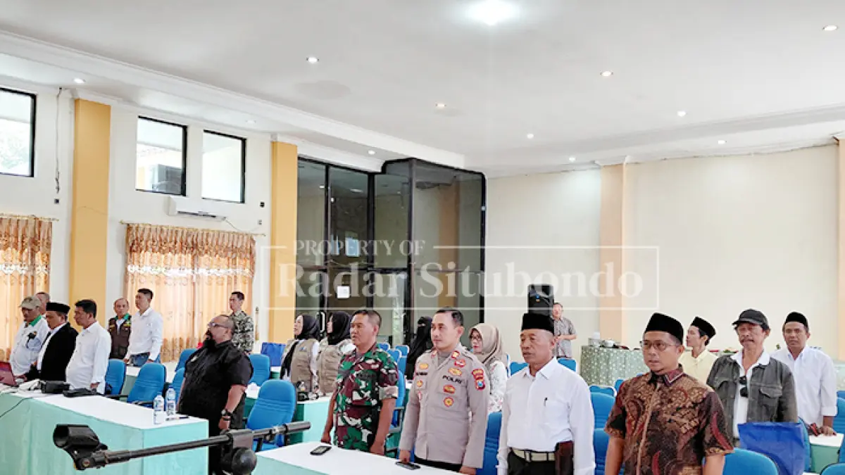INDONESIA RAYA: Pengurus Dewan Pimpinan Daerah (DPD) Asosiasi Pedagang Pasar Seluruh Indonesia (APPSI) Kabupaten Situbondo, menyanyikan lagu Indonesia Raya di Hotel Sidomuncul 1, Kecamatan Bungatan Sabtu lalu (18 /7). (HUMAIDI/JPRS)

